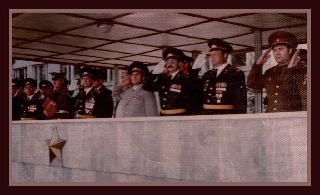 
1992 год, Москва. Начальник пожарной охраны Москвы генерал Владимир Максимчук (в центре) на присяге московских пожарных в Первой бригаде

