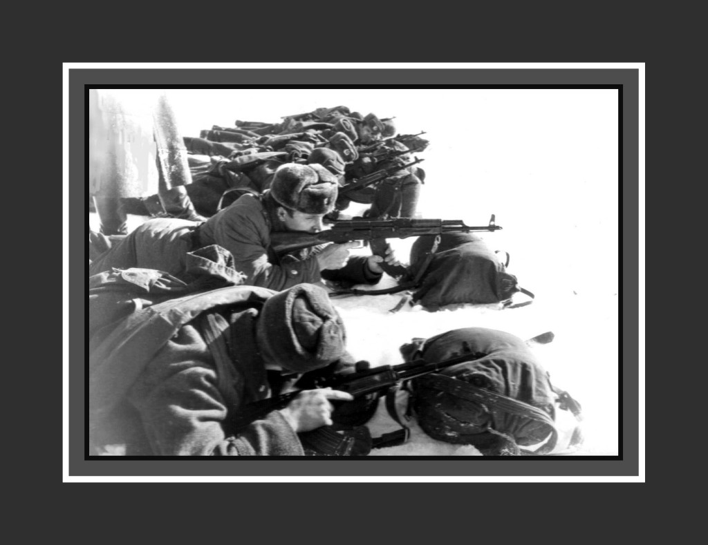 
1975 год, Москва. Офицеры пожарной охраны Москвы на  боевых стрельбах. В центре ­ – Владимир Максимчук
