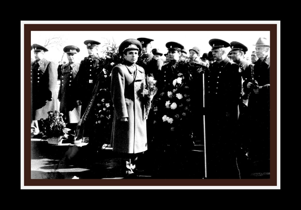 
26 апреля 1993 года, Москва. Начальник пожарной охраны Москвы генерал Владимир Максимчук с пожарными Москвы на  Митинском кладбище возле Мемориала жертвам Чернобыля
