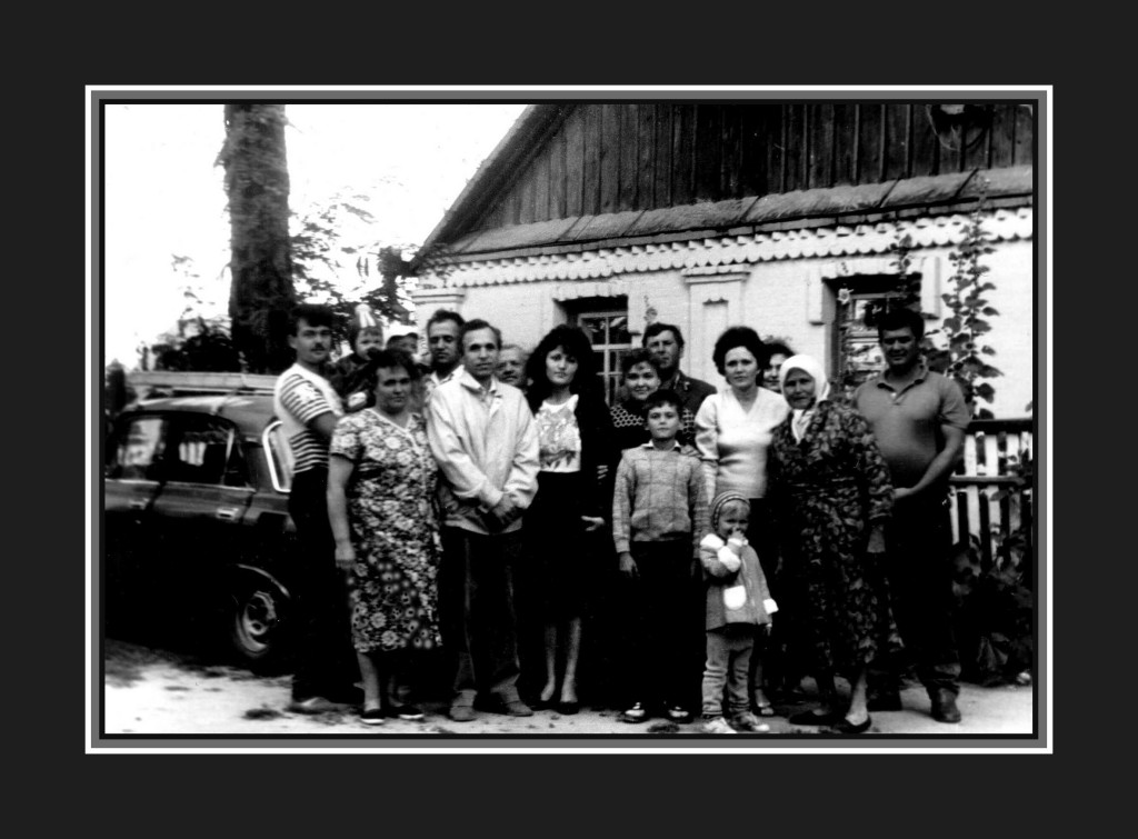 
1993 год, Украина, Житомирская область, Любарский район. Владимир Максимчук со своими родными и близкими
