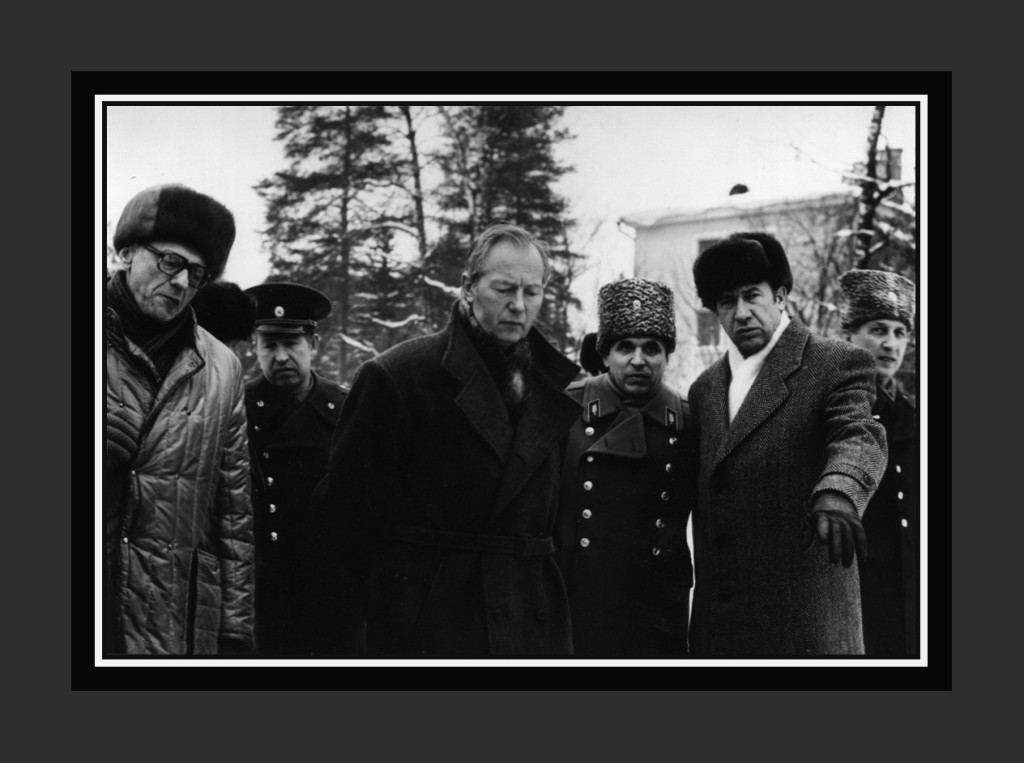 
12 марта 1994 года, Москва, Жулебино. Начальник пожарной охраны Москвы генерал Владимир Максимчук с создателями  первого в России вертолета службы «01» 
