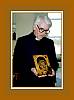 
1994 год, Швеция, Стокгольм. В больнице – пастор дарит Владимир Максимчуку икону Владимирской Божией Матери

